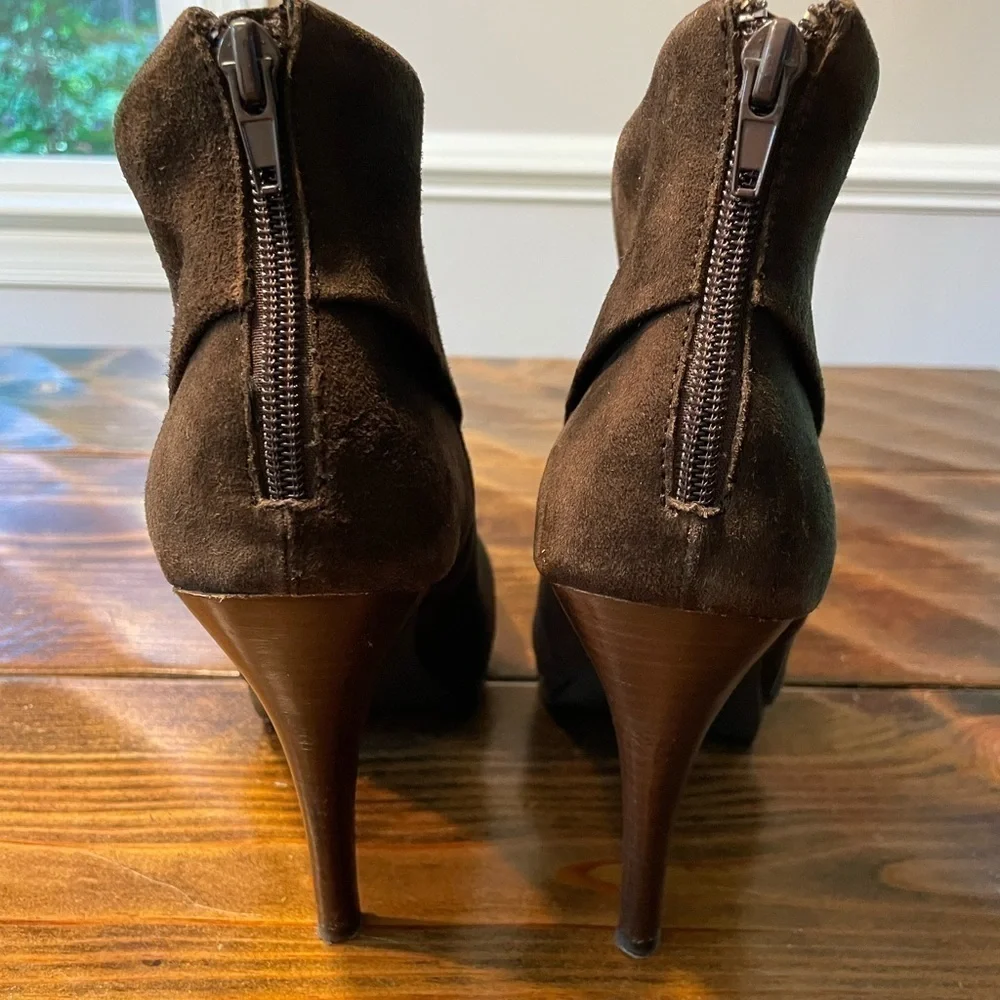 NWT Women’s Steve Madden Trishia brown suede booties SIZE 9.5